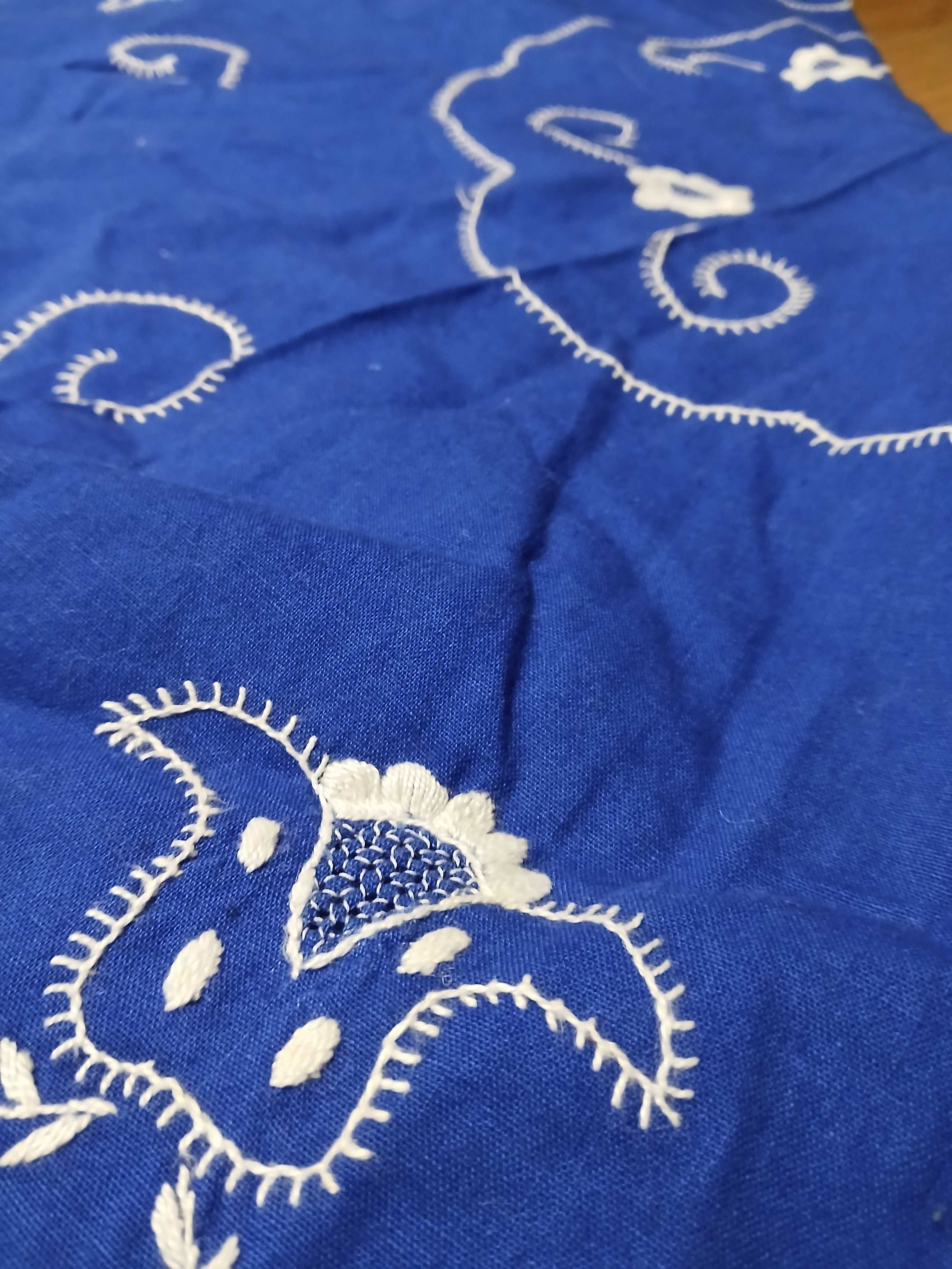 Toalha redonda, azul com bordado à mão (+/- 1m por 1m)