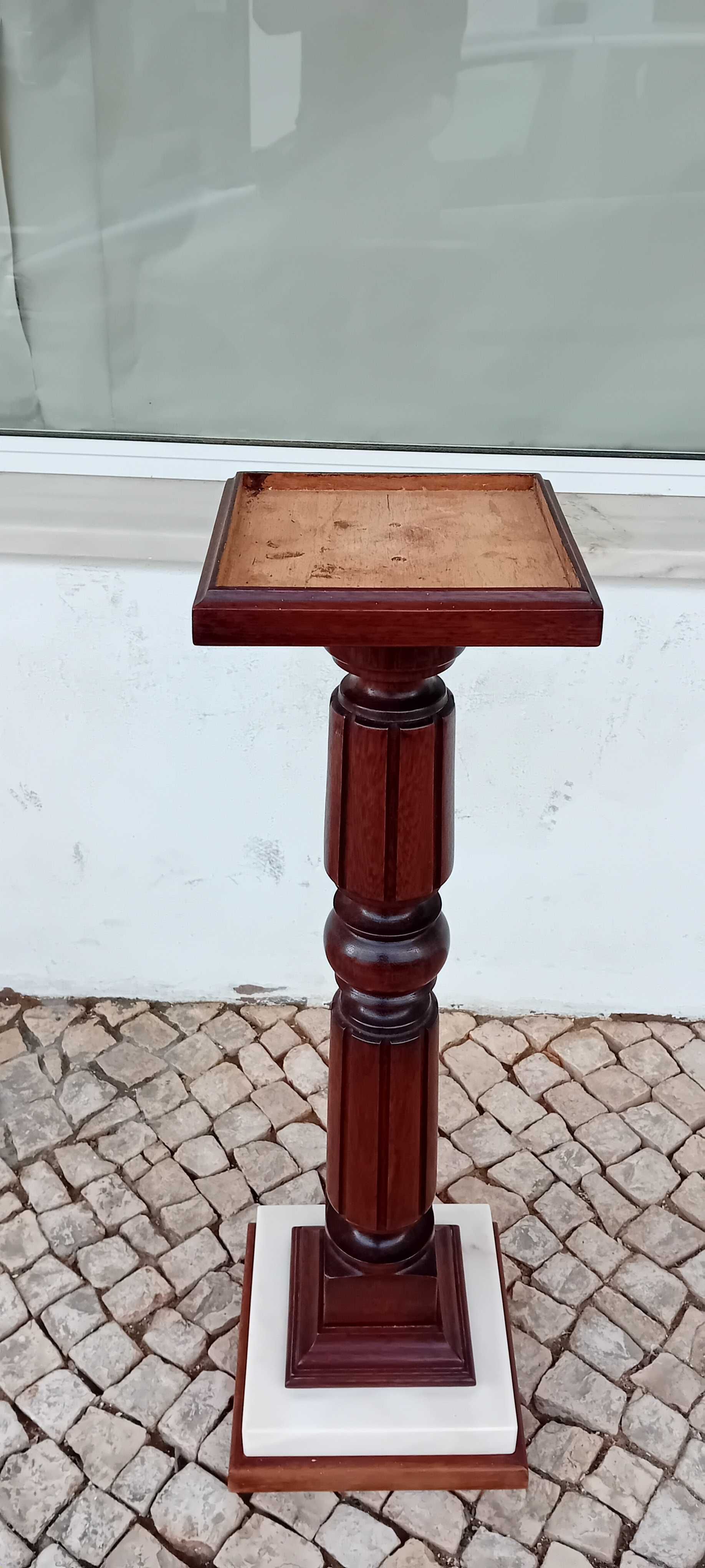 Coluna de madeira com base em mármore!