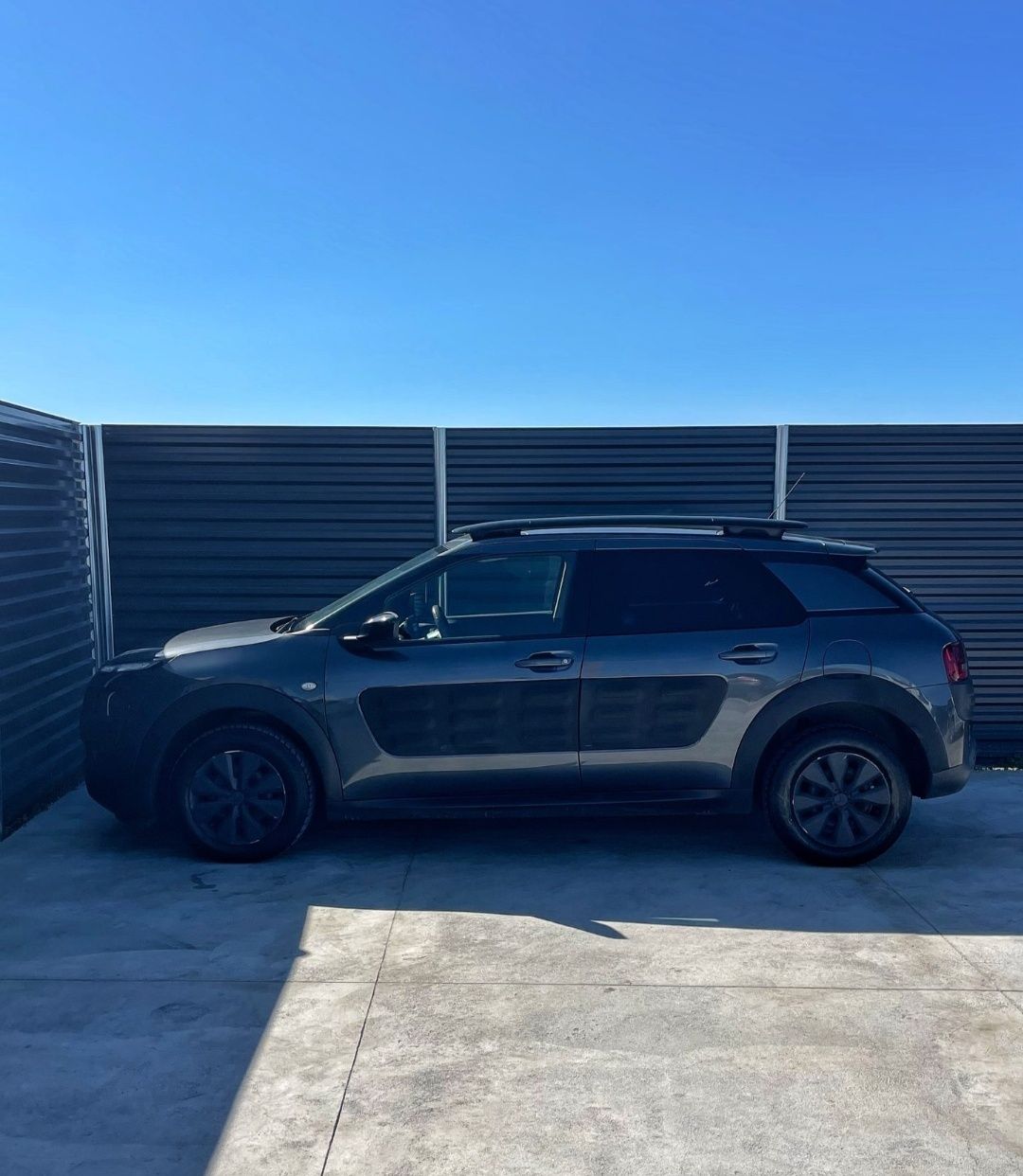 Carro bonito e pratico