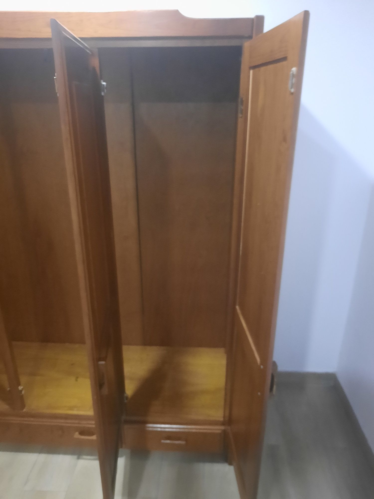 Vendo roupeiro de 3 portas