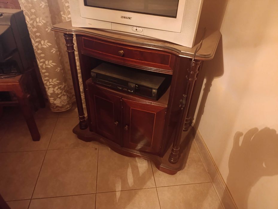 Moveis e TVs antigas vários.