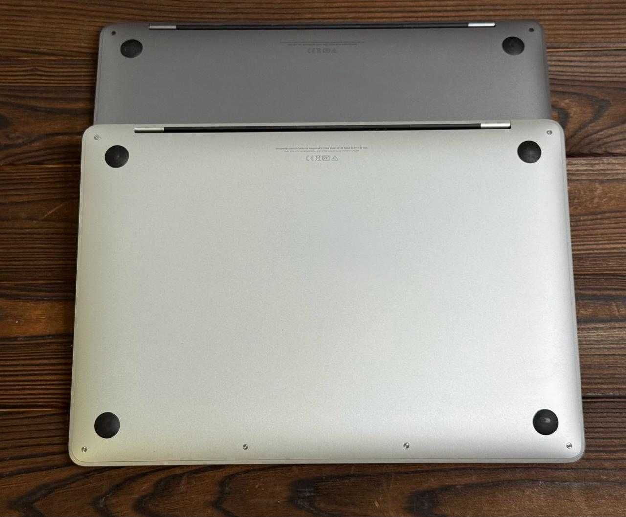 MacBook Pro 13 Mid 2020 Space M1 (8/512) - 580 $$ Emojie