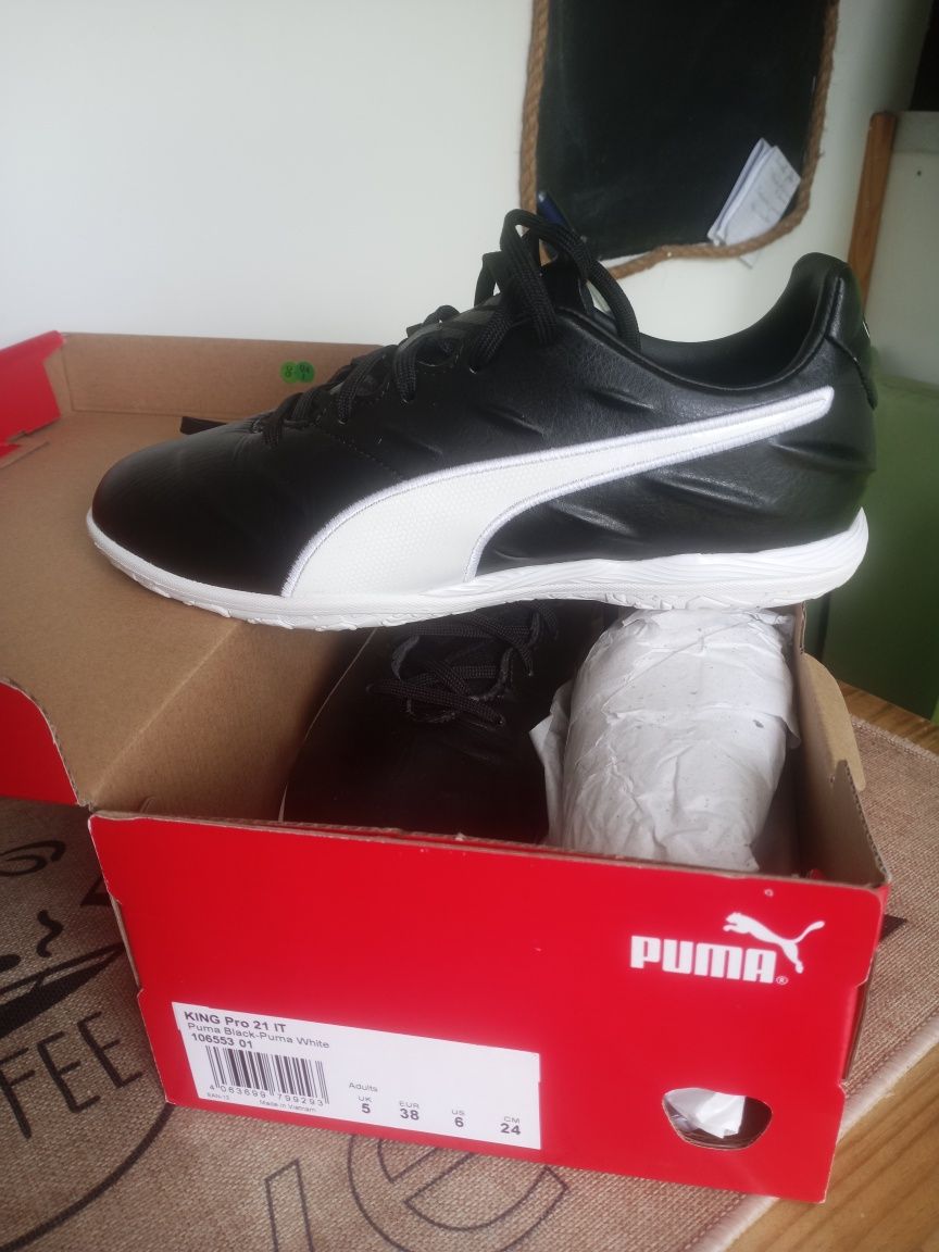 Sapatilhas futsal puma pro 37.  Novas.