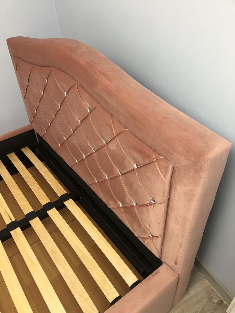 Łóżko tapicerowane 140x200 z pojemnikiem i stelazem glamour