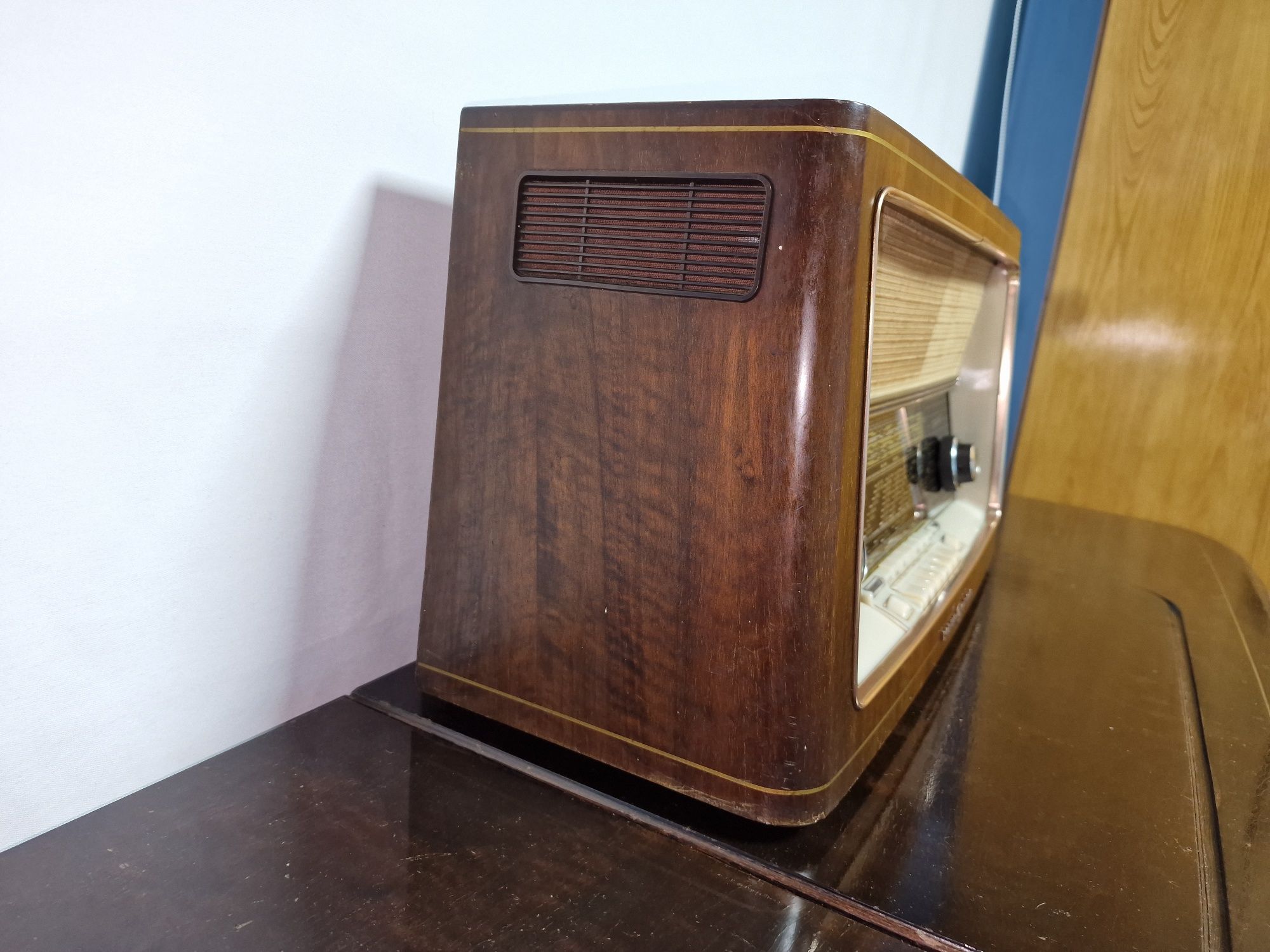 Rádio antigo reparado Loewe Opta