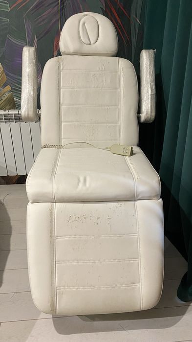 Професійне косметологічне крісло з електроприводом