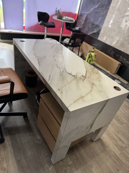 Mesa de escritório em grande formato