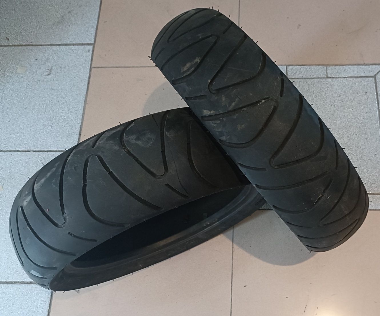 Pneus schwalbe 120/70 14 e 140/60 13 como novos