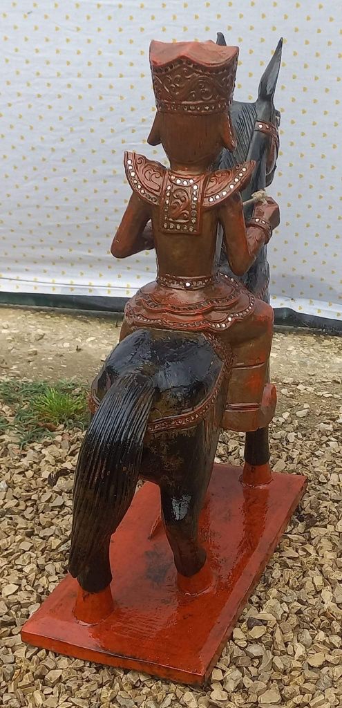 Estatueta, escultura antiga em madeira.