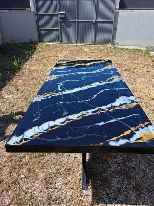 Mesa exclusiva em epóxi  a personificação da arte moderna na sua casa!