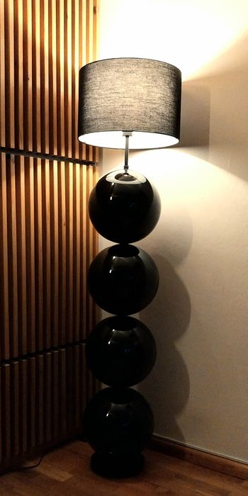 Piękna, designerska lampa podłogowa do salonu.