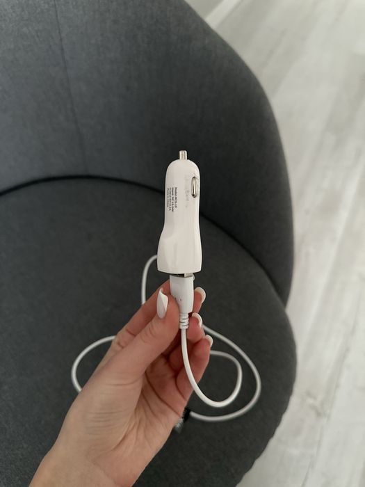 Biała ładowarka samochodowa Iphone