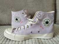 Converse liliowe