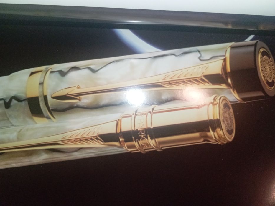 Revista Parker canetas com orfeta de um PIN da Parker