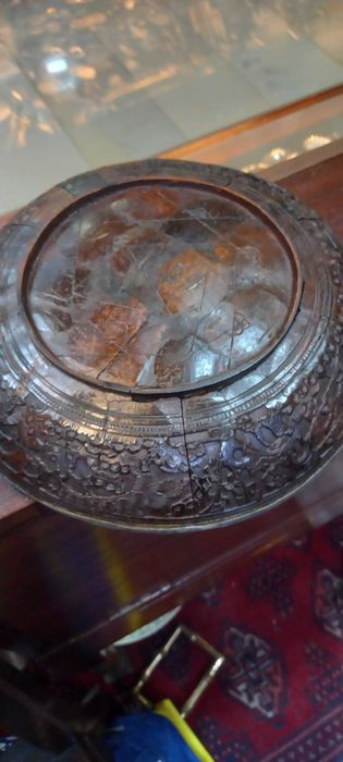 China , Taça Chinesa em coco relevado com 23 cm de diâmetro