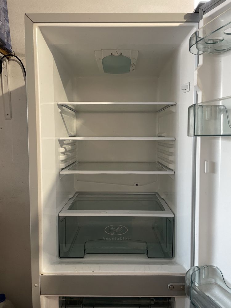 Frigorífico Jocel JC-270L avariado - para peças ou reparação