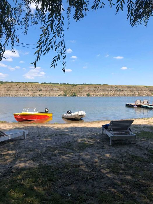 Відпочинок на Дністрі. Будинки і басейн на першій лінії.