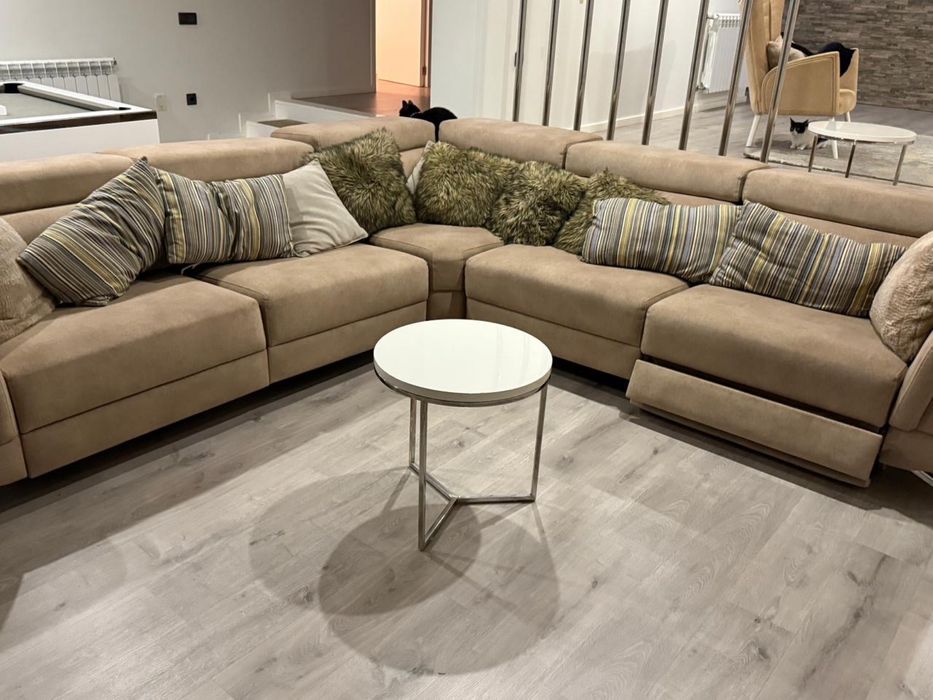 Sofá Modular Premium em Camurça Bege com Apoio de Pés Elétrico