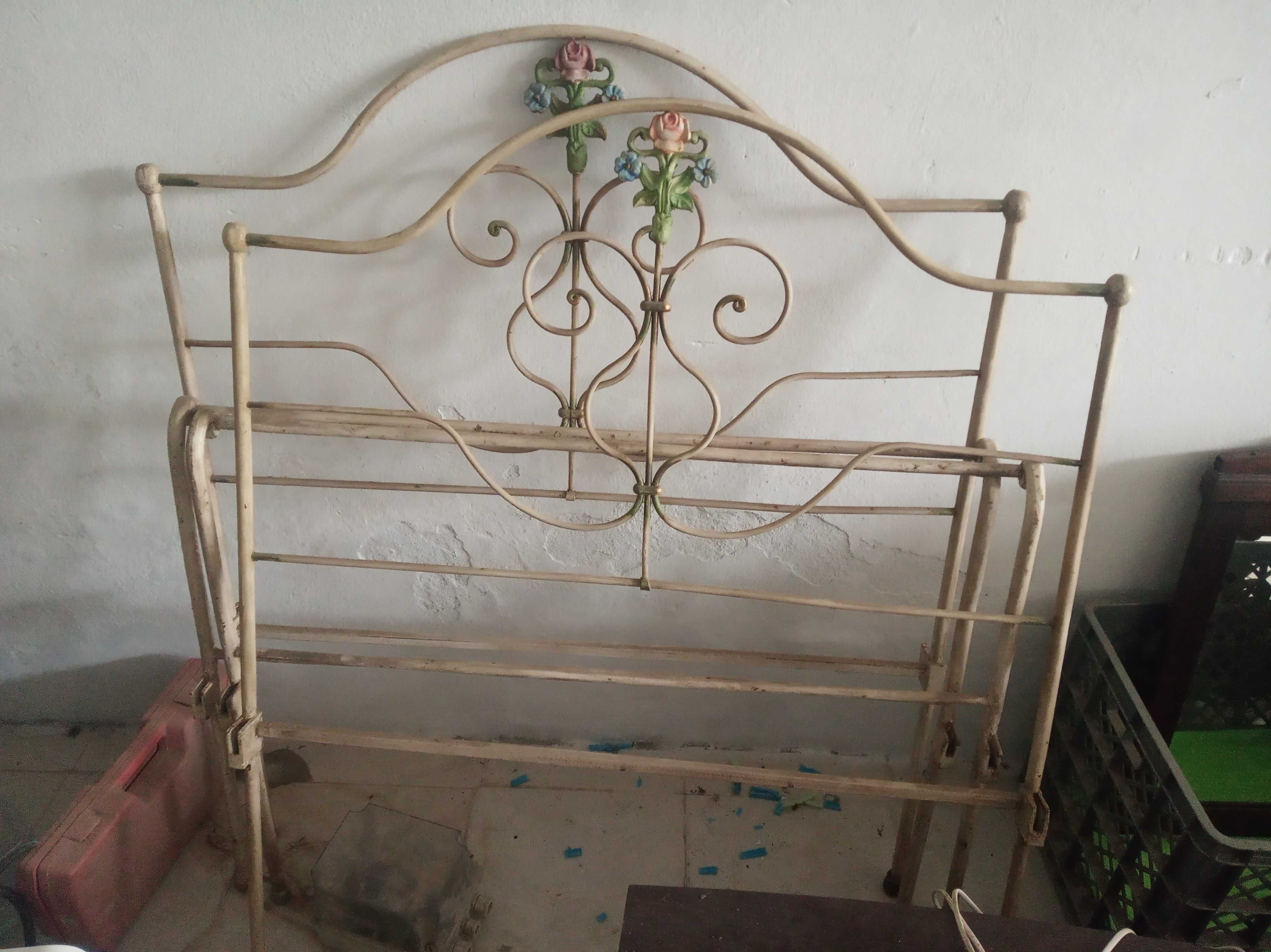 Vendo  cama de ferro muito antiga.