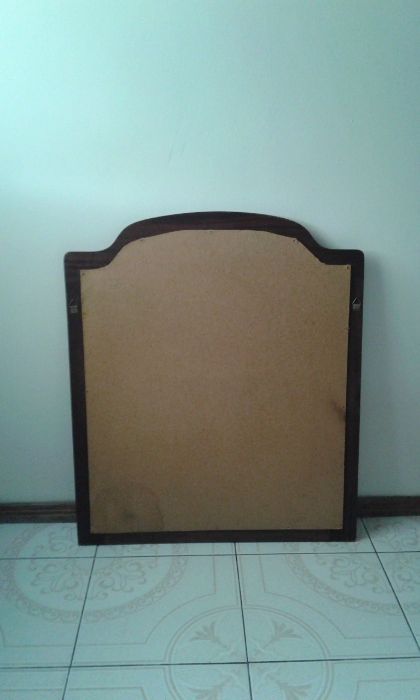 Espelho com moldura em madeira