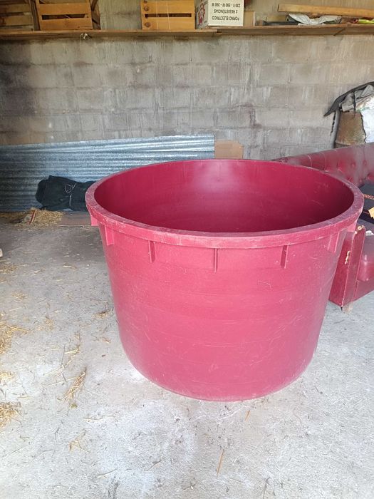 Dorna em plástico de 750 litros