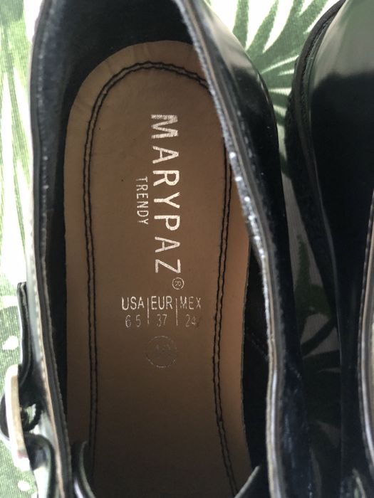 Sapato fechado com salto mediano.