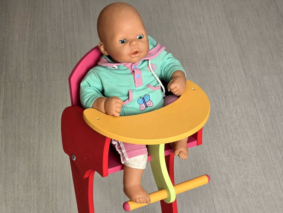 Lalka Baby born plus komplet drewnianych mebli zabawkowych dla lalek.