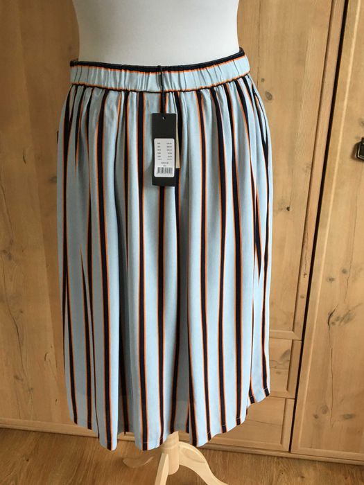 Spódnica w paski z kieszeniami 44