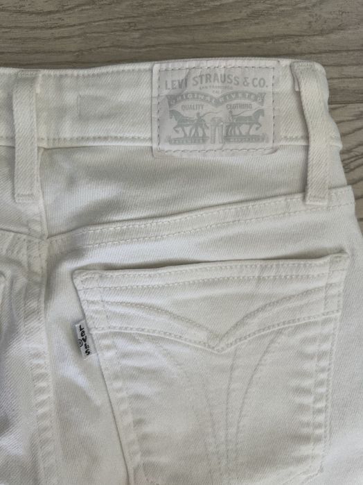 Белые джинсы Levi's