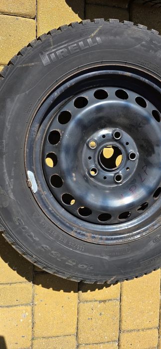 Felgi stalowe z oponami zimowymi