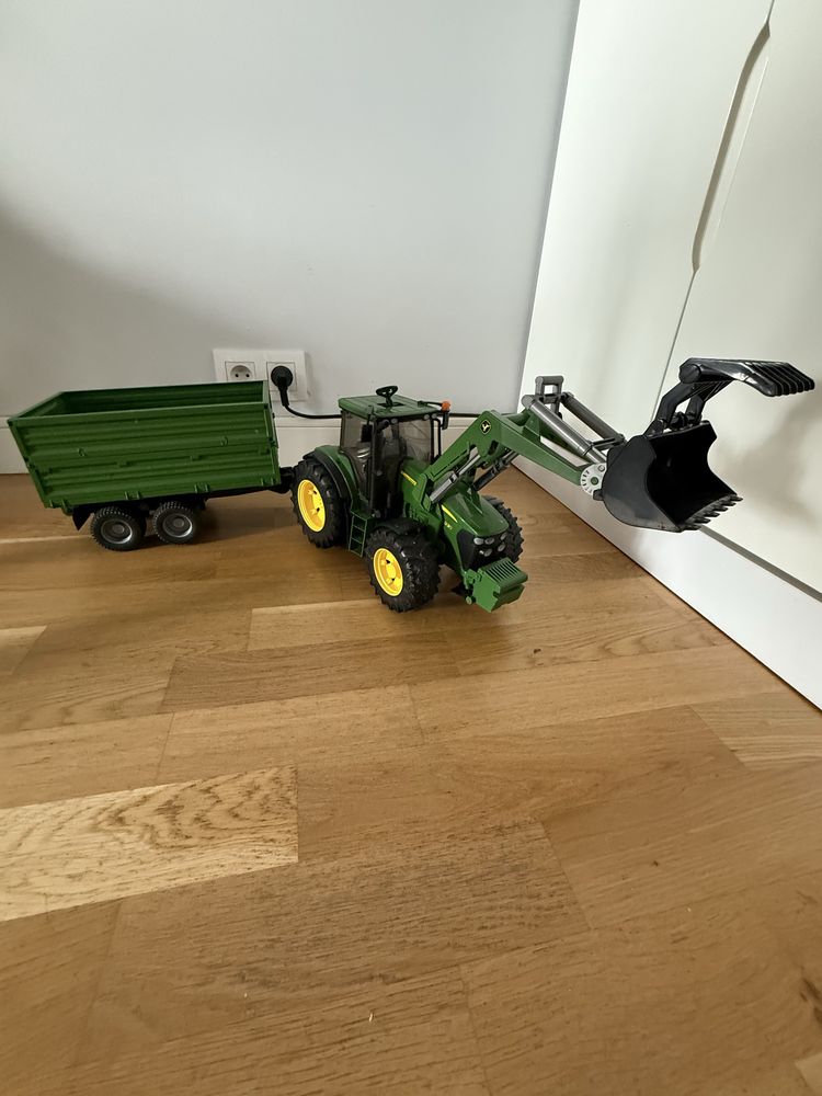 Ciagnik John Deere z ładowaczem i przyczepą Bruder