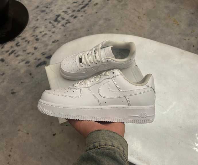 Białe tenisówki Nike w rozmiarze 41