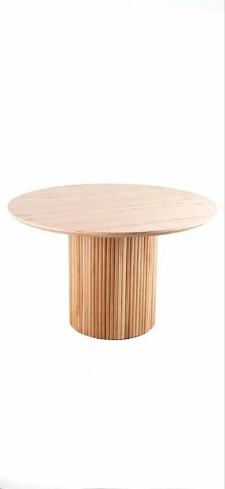 Дерев’яний обідній стіл у скандинавському стилі