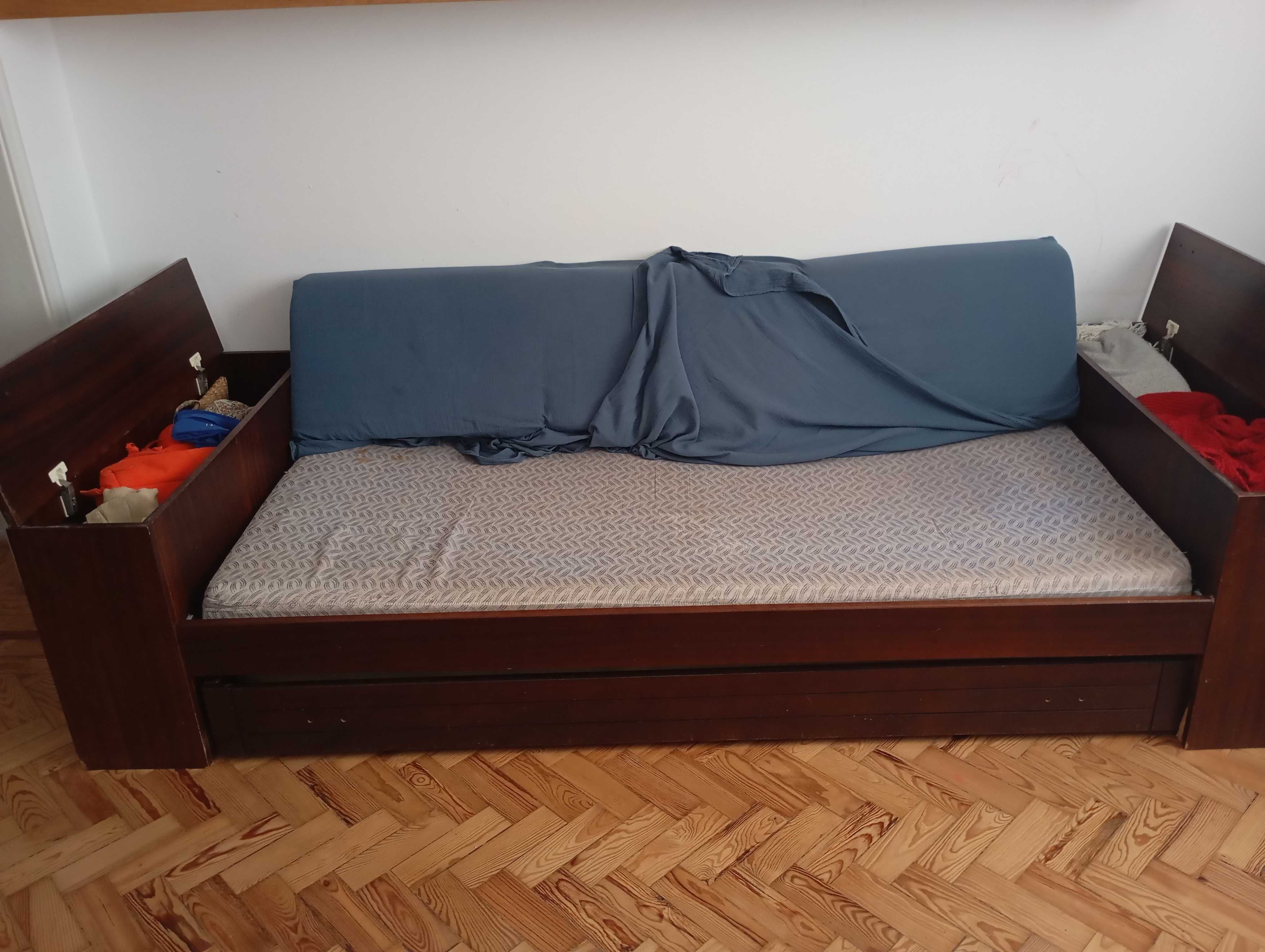 Sofa madeira antiga com arrumação