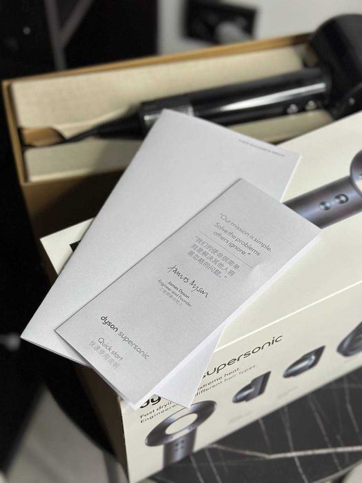 Dyson HD07 Iron‑Fuchsia: яскравий фен для укладання