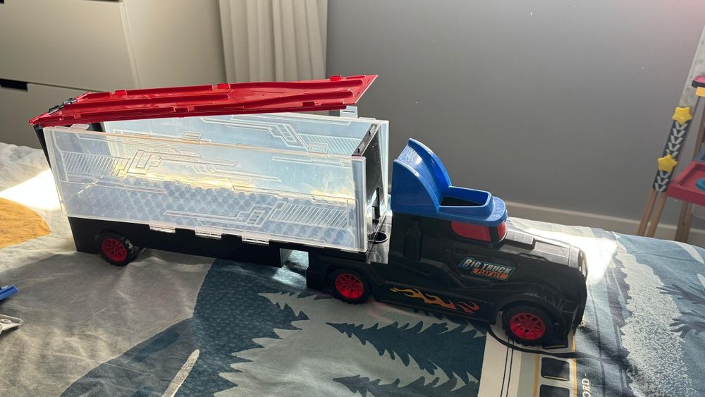 Camião com pista de corridas e loop