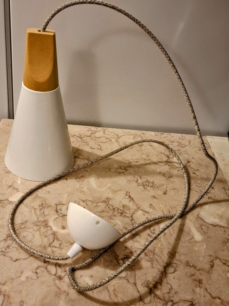 Candeeiro suspenso em metal branco e madeira