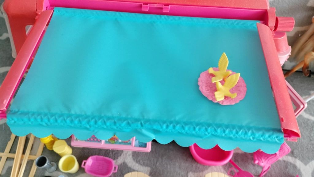 Kamper Barbie z konmi
