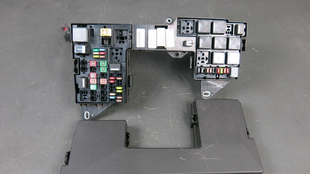 Jaguar XF X250 2.2 Diesel skrzynka bezpieczników