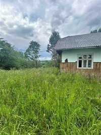 Будиночок з великою земельною ділянкою, що знаходиться в селі Майдан.