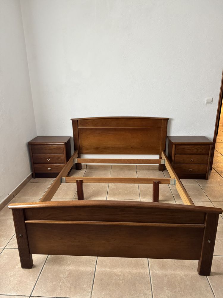Quarto usado com cama, cómoda e 2 mesas cabeceira