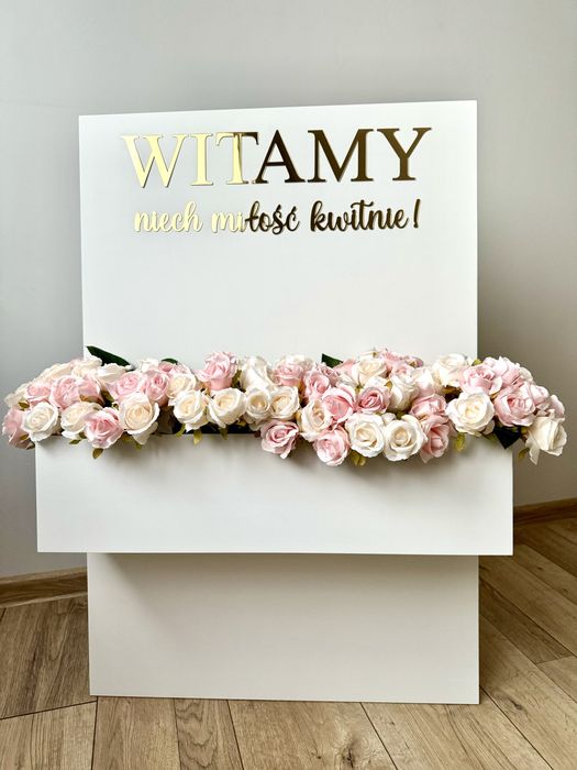 Tablica powitalna z miejscem na kwiaty pleksi flower box wesele dekora