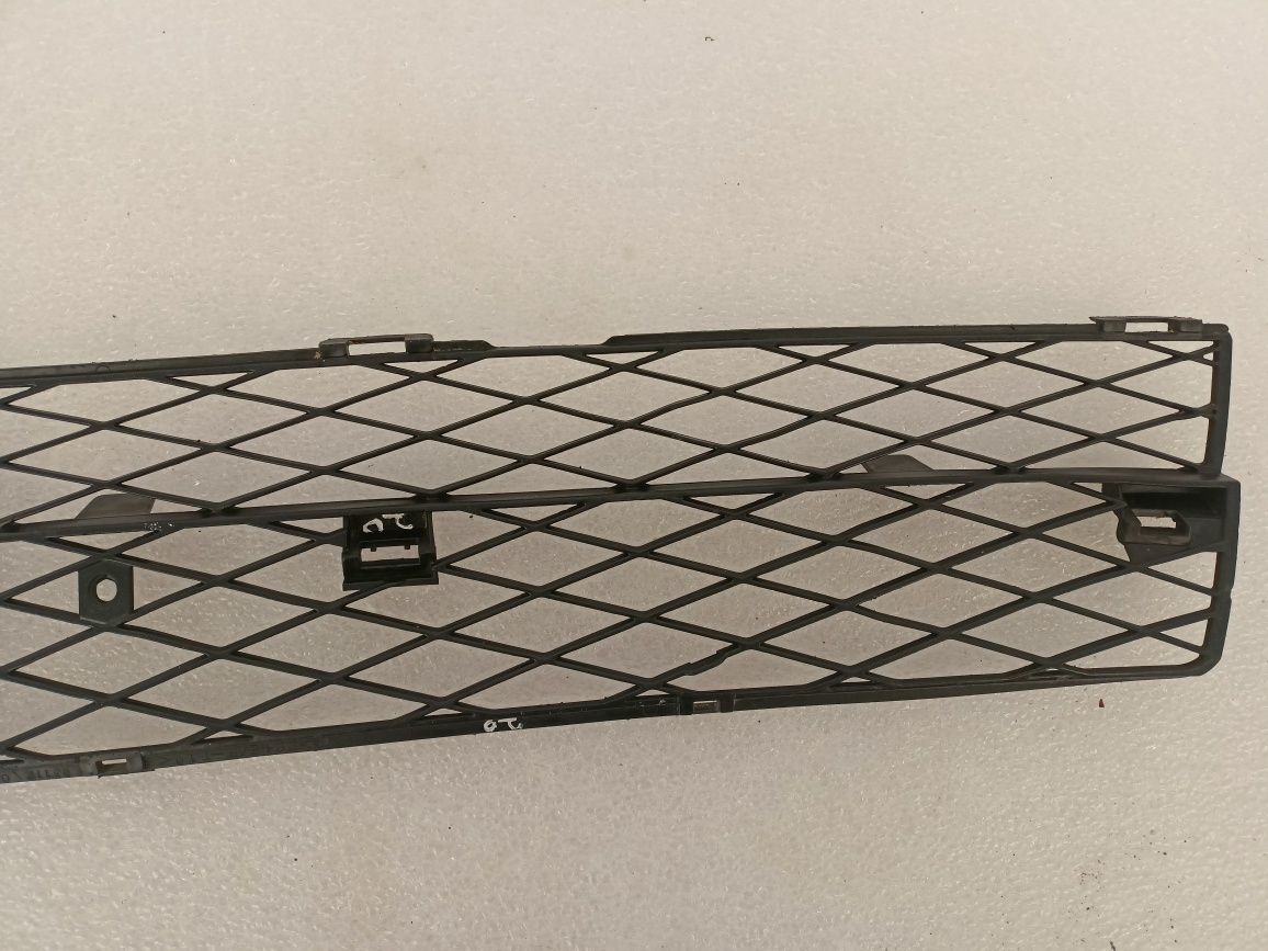 Toyota Corolla E12 02-04 kratka środkowa zderzaka przód dół dolna