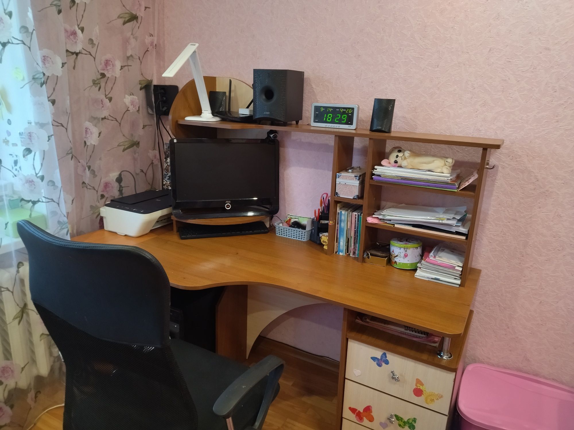 Письмовий б/у стіл дитячий