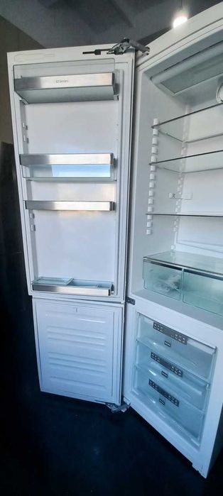 Холодильник Miele (милі, мили, миле)
двометровий, білий, з доводчиками