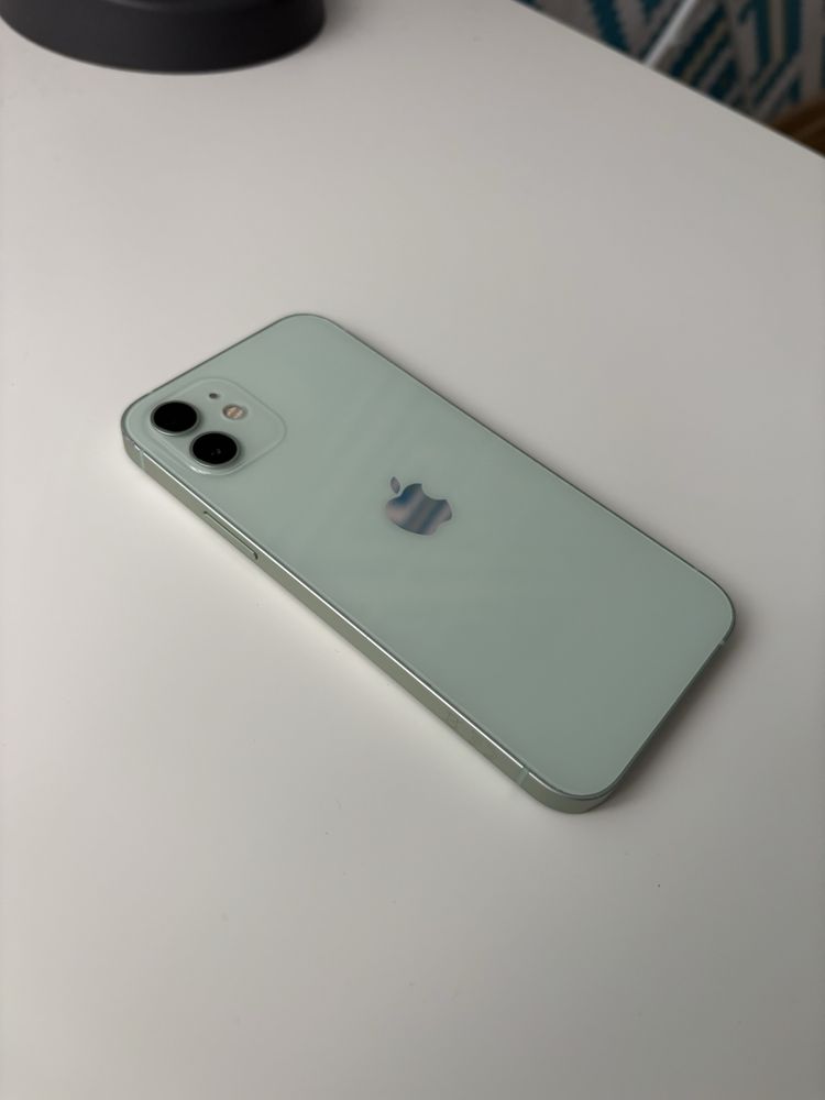 iPhone w idealnym stanie, z drobnymi defektami na obudowie