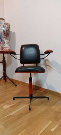Stary fotel krzesło warsztatowy