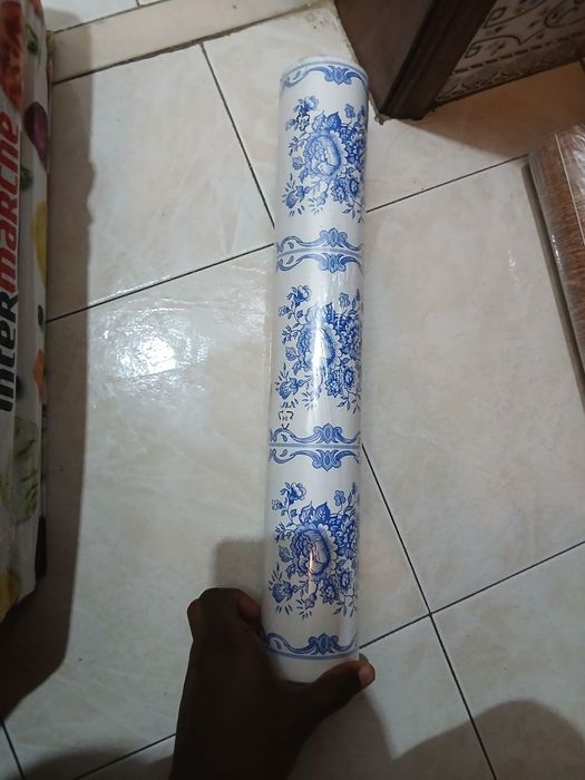 Estou a vender papel de parede 20 m e L-45 cm de largura