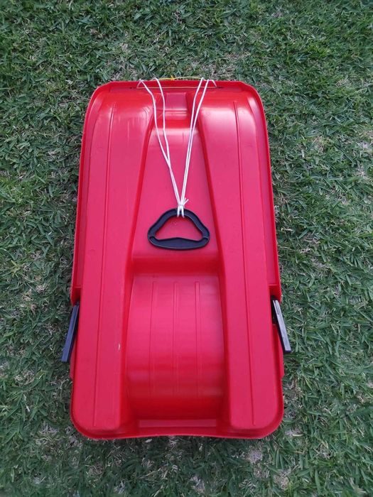 Trenó de criança com travões