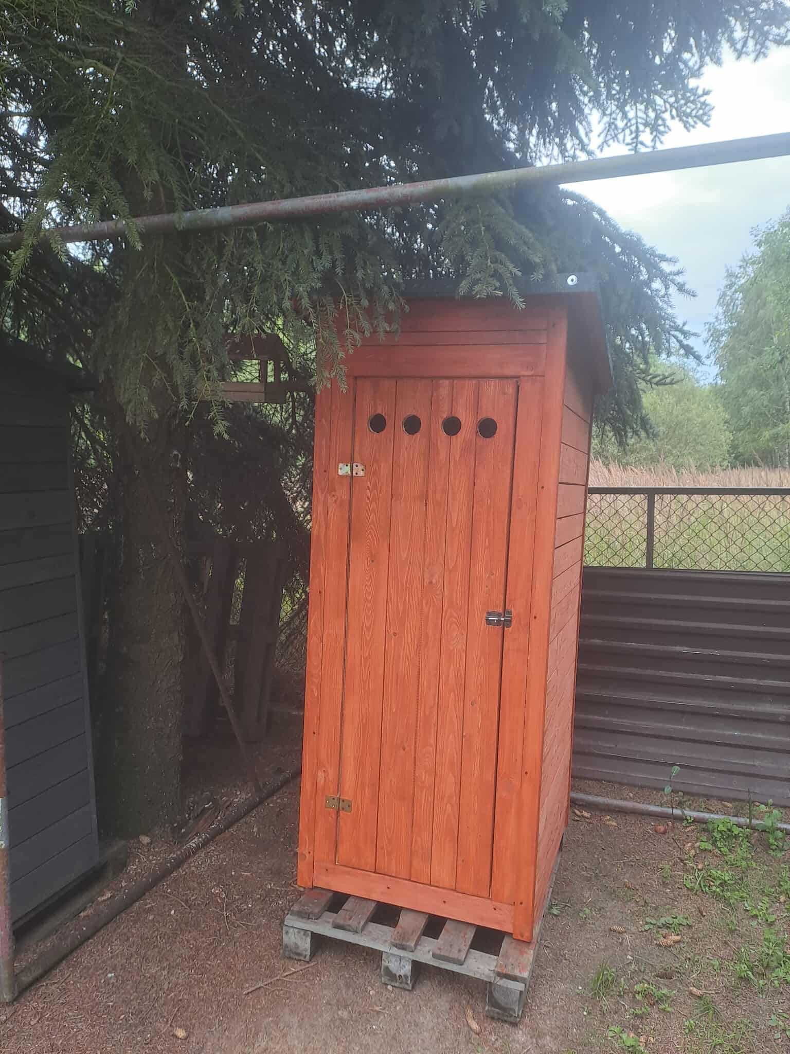 Szalet drewniany toaleta wc kibel